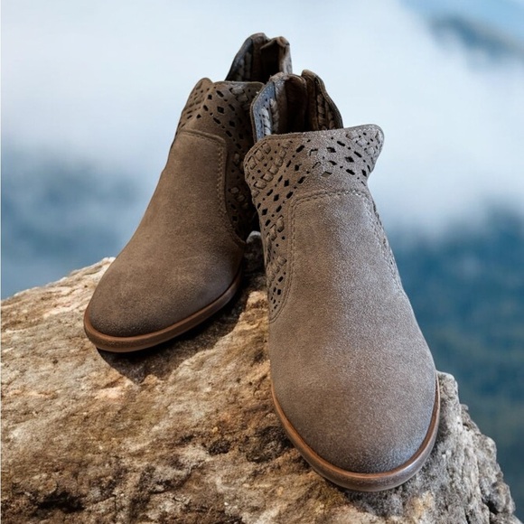 Vince Camuto tan suede leather booties. - Picture 6 of 8